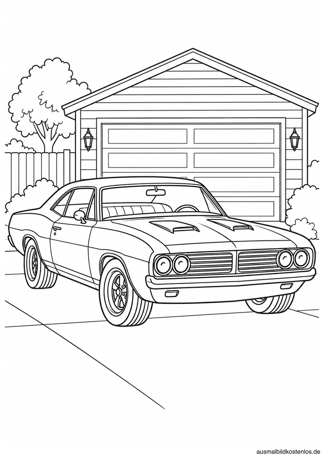 Klassisches Muscle-Car mit langer Motorhaube und breiten Rädern schräg vor einer geschlossenen Garage.