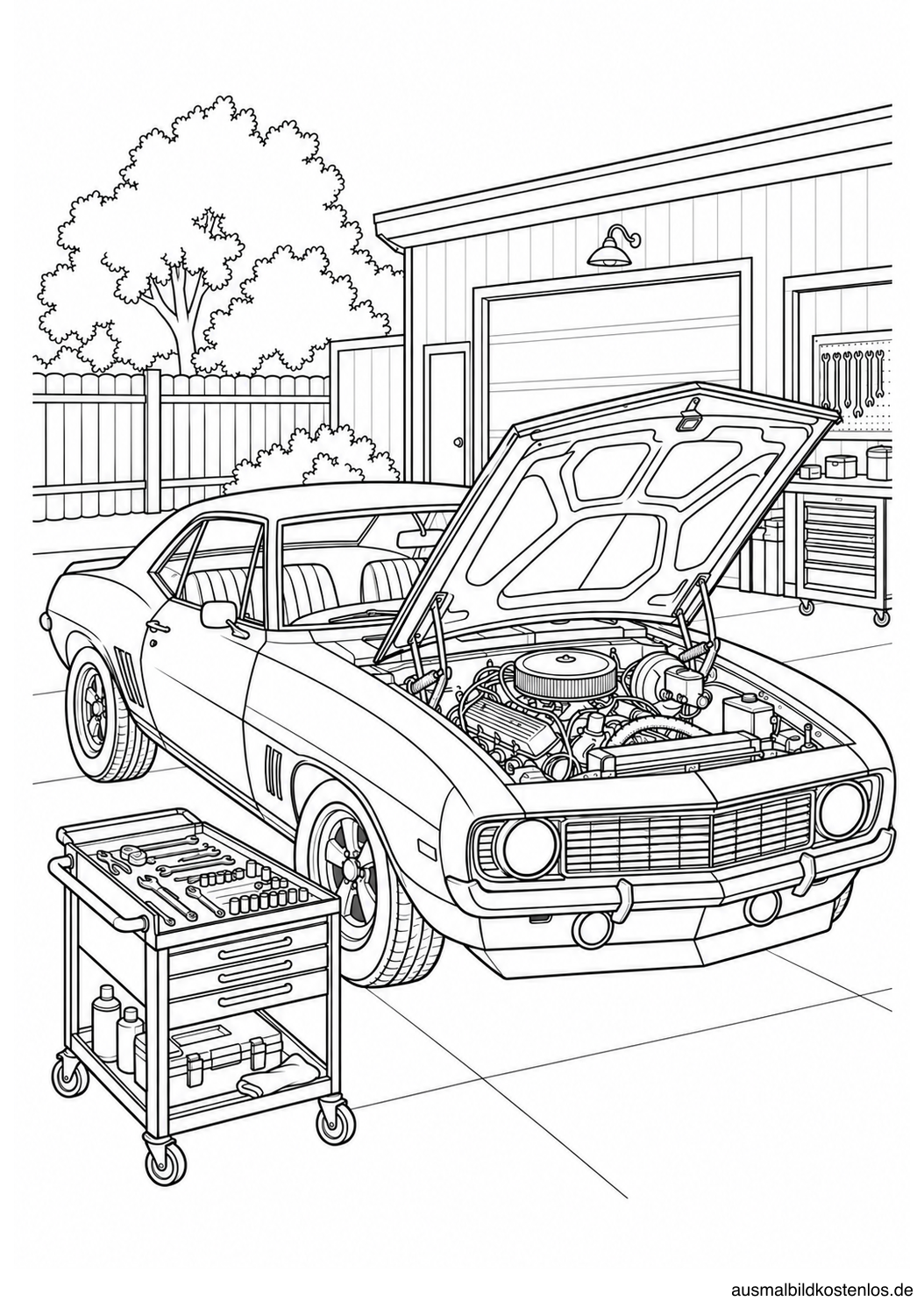 Muscle-Car mit geöffneter Motorhaube und sichtbaren Motorbauteilen neben einem Werkzeugwagen im Werkstatthof.