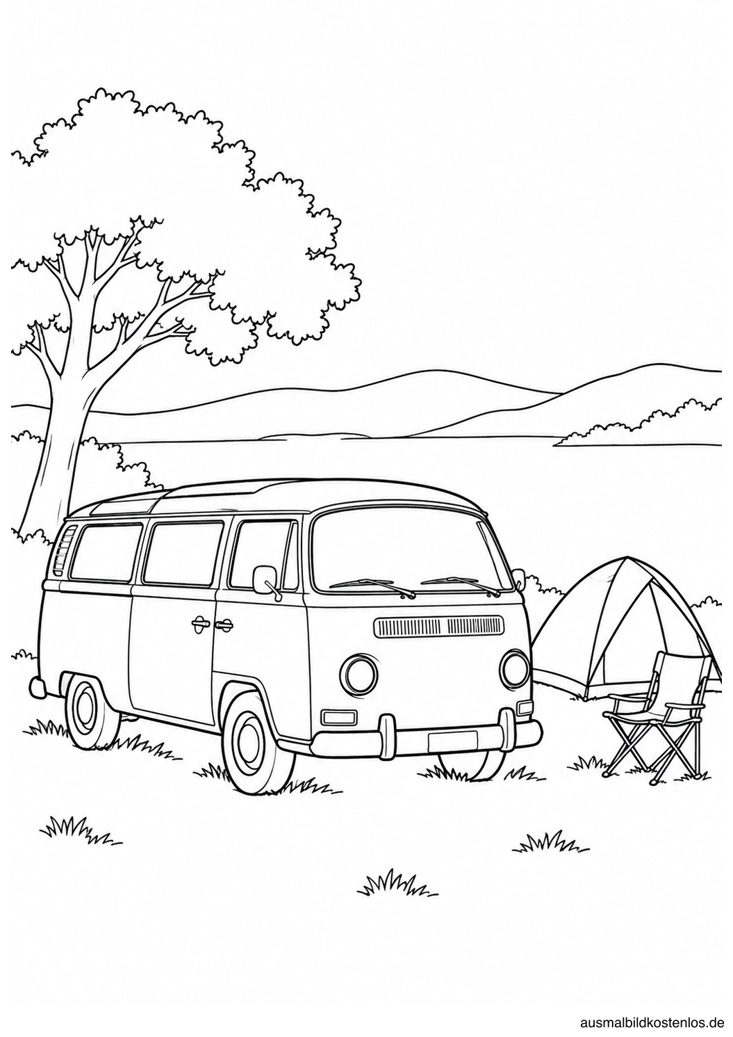 Historischer VW T2 Bulli neben einem kleinen Zelt und einem Klappstuhl am See vor Baum und niedrigen Hügeln.