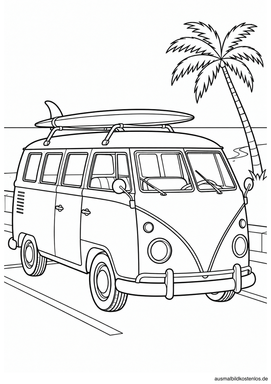 Historischer VW T1 Bulli mit geteilter Frontscheibe und Surfbrett auf dem Dach neben Strand, Meer und Palme.