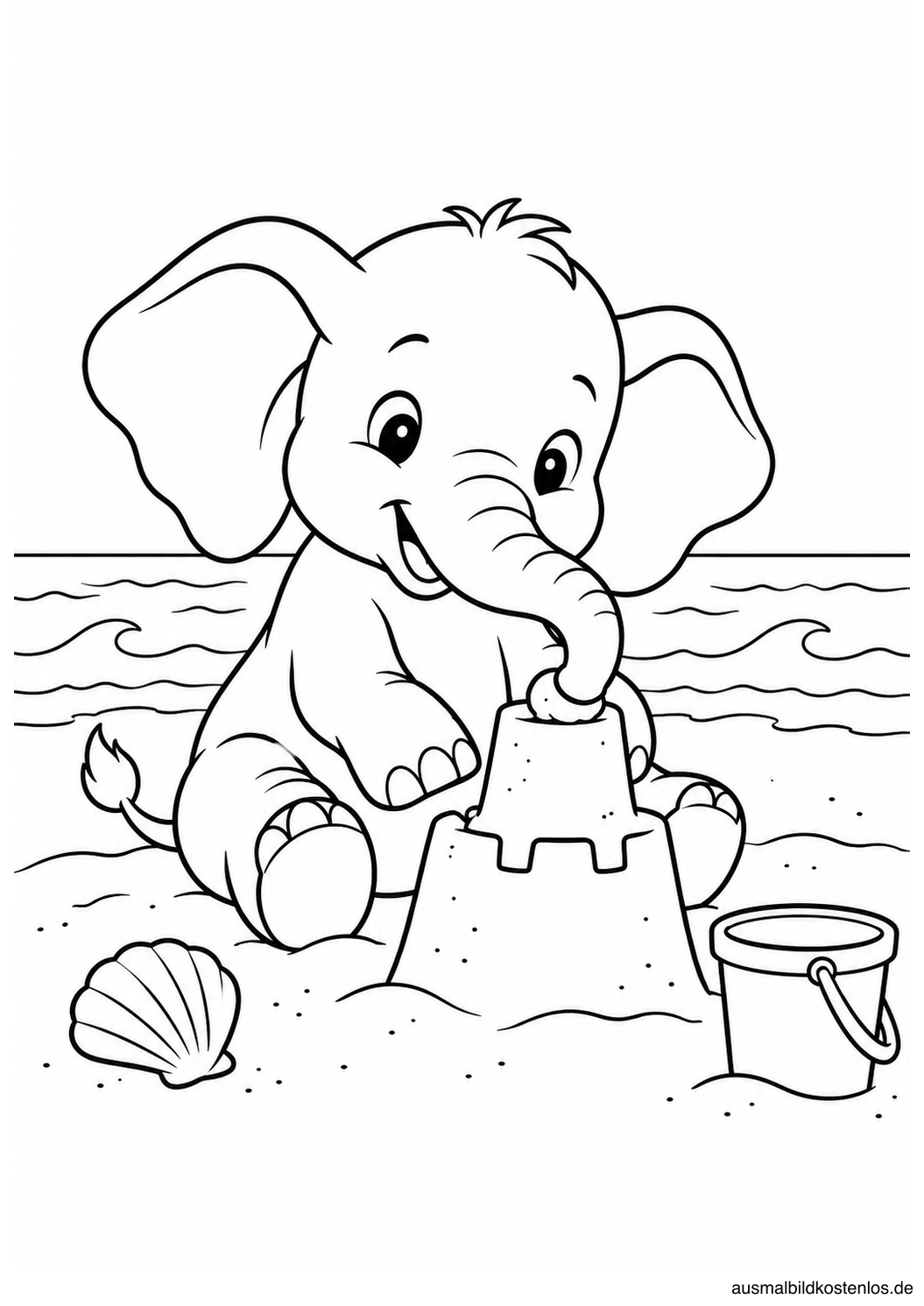 Elefantenbaby baut am Strand einen Sandturm neben Muschel und Eimer vor einfachen Meereswellen.