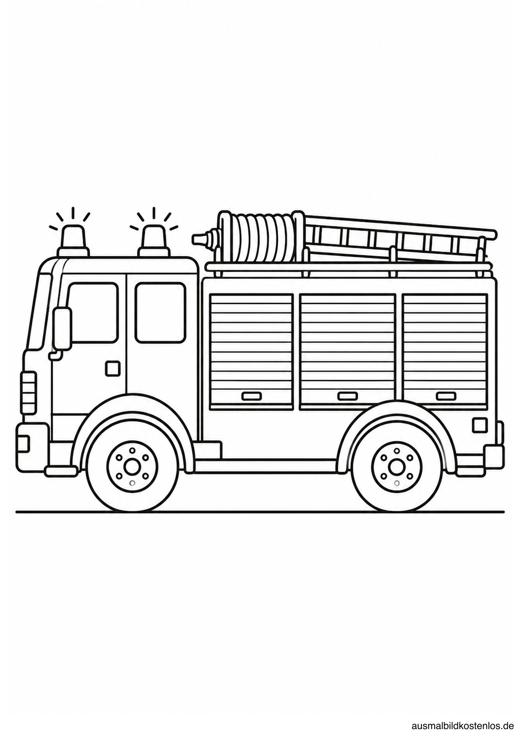 Feuerwehrauto in Seitenansicht mit zwei Rädern, Dachleiter, Blaulichtern und Schlauchrolle.