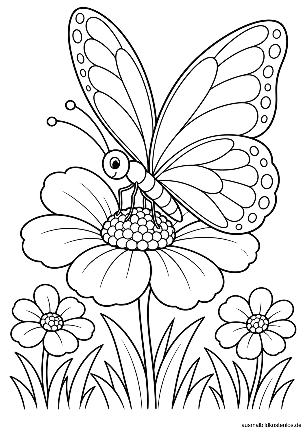 Ein großer Schmetterling sitzt auf einer geöffneten Blume. Eine zweite kleinere Blume, Blätter und Grashalme ergänzen die Szene.