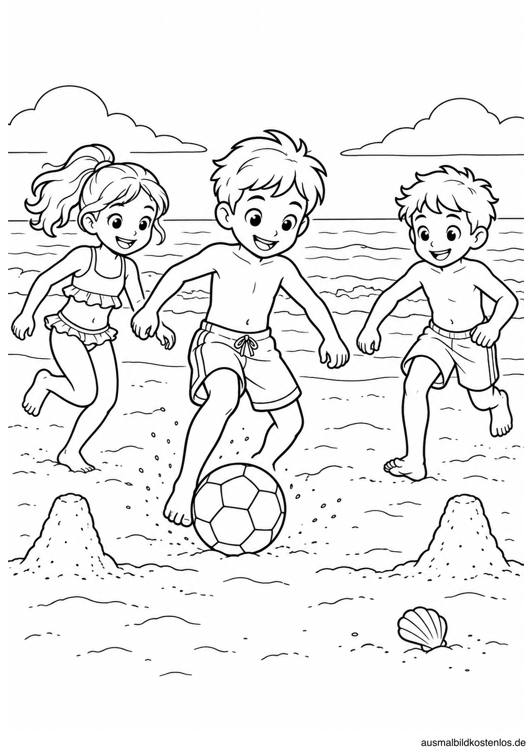 Drei barfüßige Kinder spielen am Strand Fußball zwischen zwei Sandhügeln; davor liegt eine Muschel.