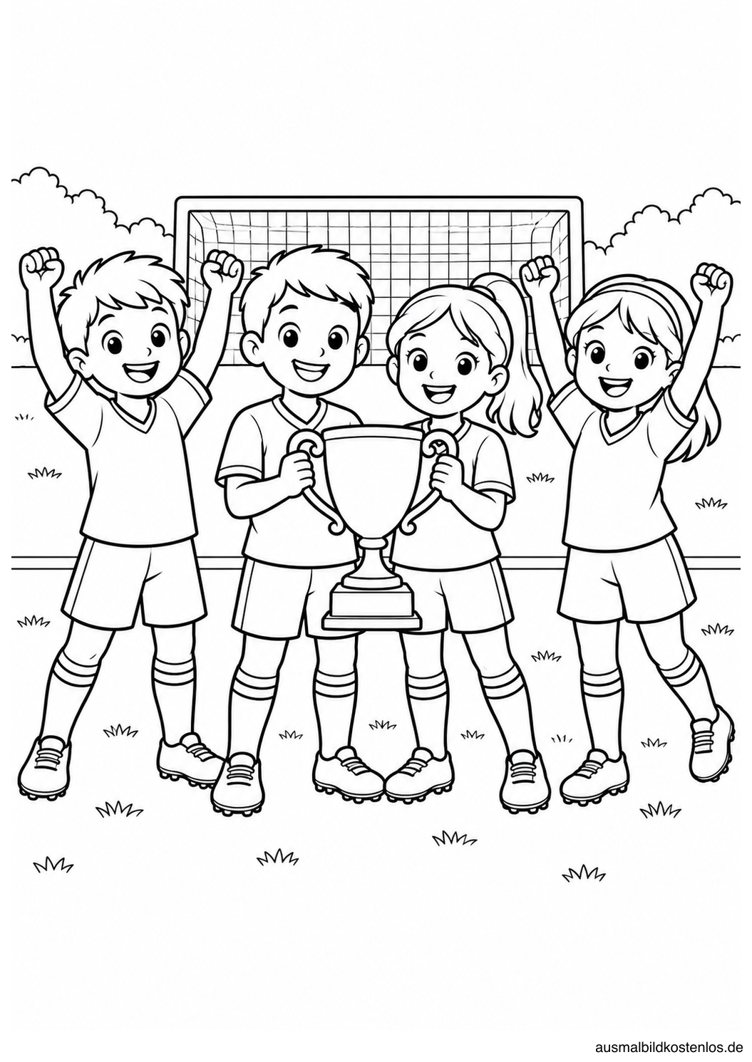 Vier Kinder feiern vor einem Fußballtor; die beiden mittleren halten gemeinsam einen Pokal.