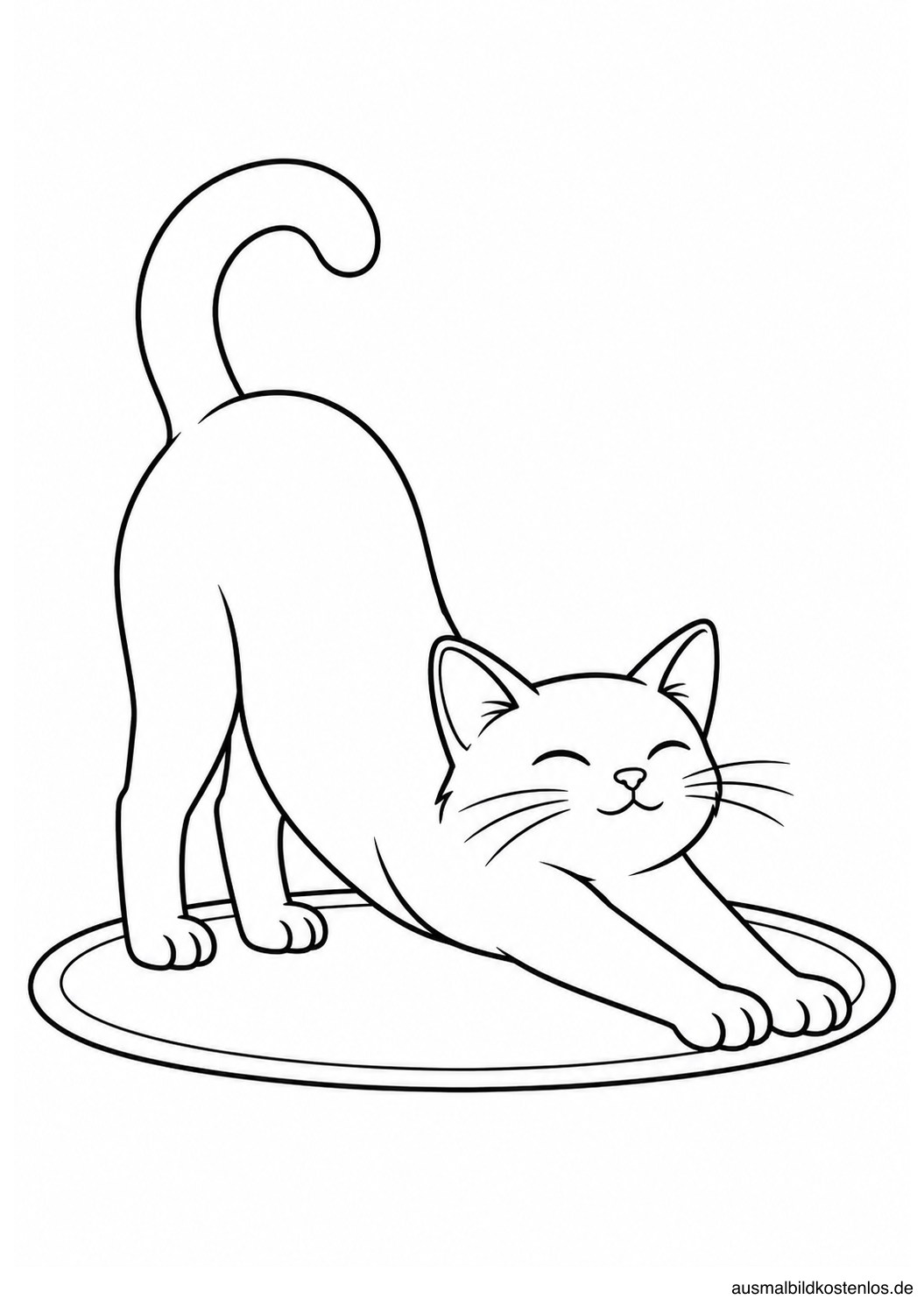 Katze mit nach vorn gestreckten Vorderbeinen und angehobenem Rücken auf einem ovalen Teppich.
