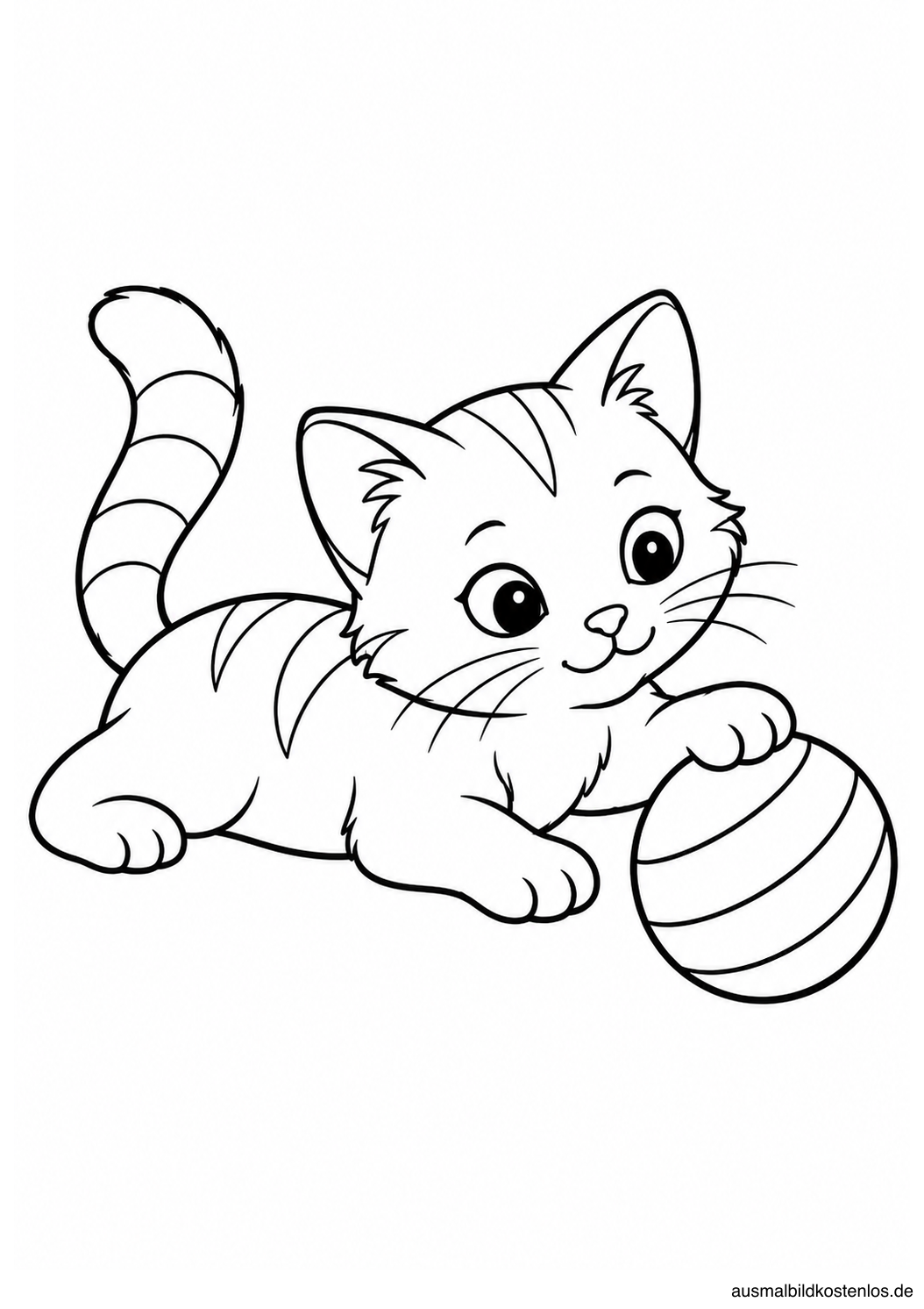 Auf dem Bauch liegende Katze mit einer Vorderpfote auf einem großen gestreiften Spielball.