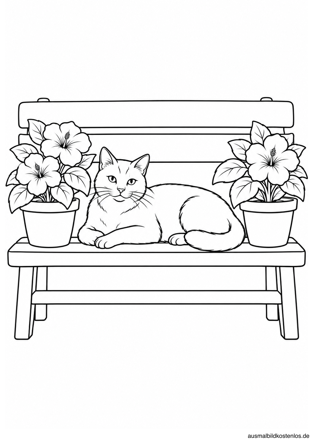 Ruhende erwachsene Katze auf einer breiten Gartenbank zwischen zwei Töpfen mit großen Blumen und Blättern.