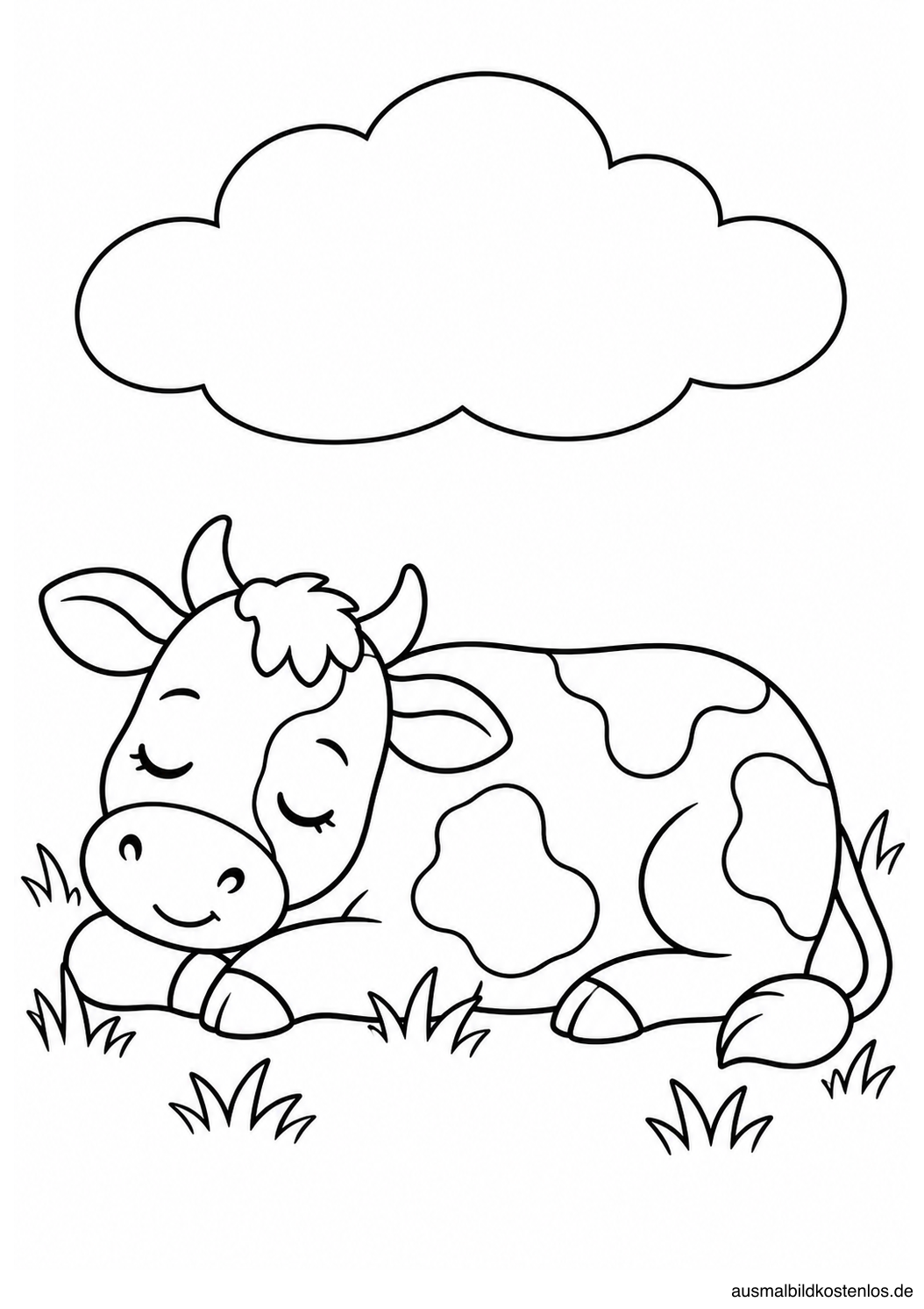 Schlafende Kuh mit geschlossenen Augen liegt unter einer großen Wolke im Gras.