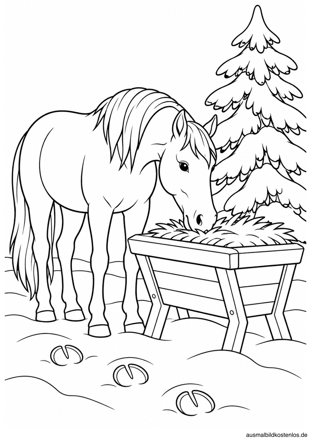 Ein Pferd frisst an einer Krippe neben einer schneebedeckten Tanne; im Schnee sind Hufspuren.