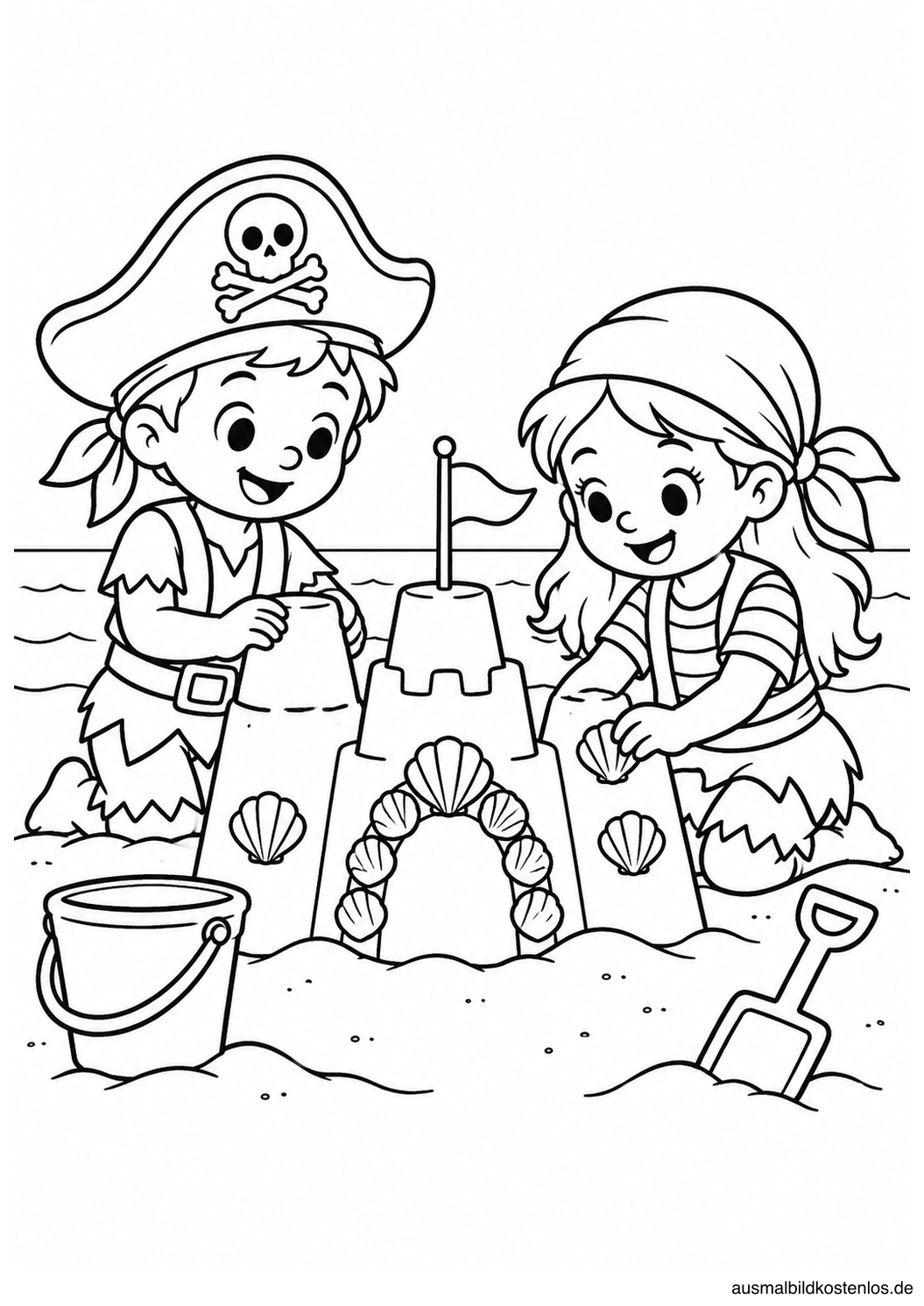 Zwei Piratenkinder bauen eine Sandburg mit Muscheltor und Flagge.