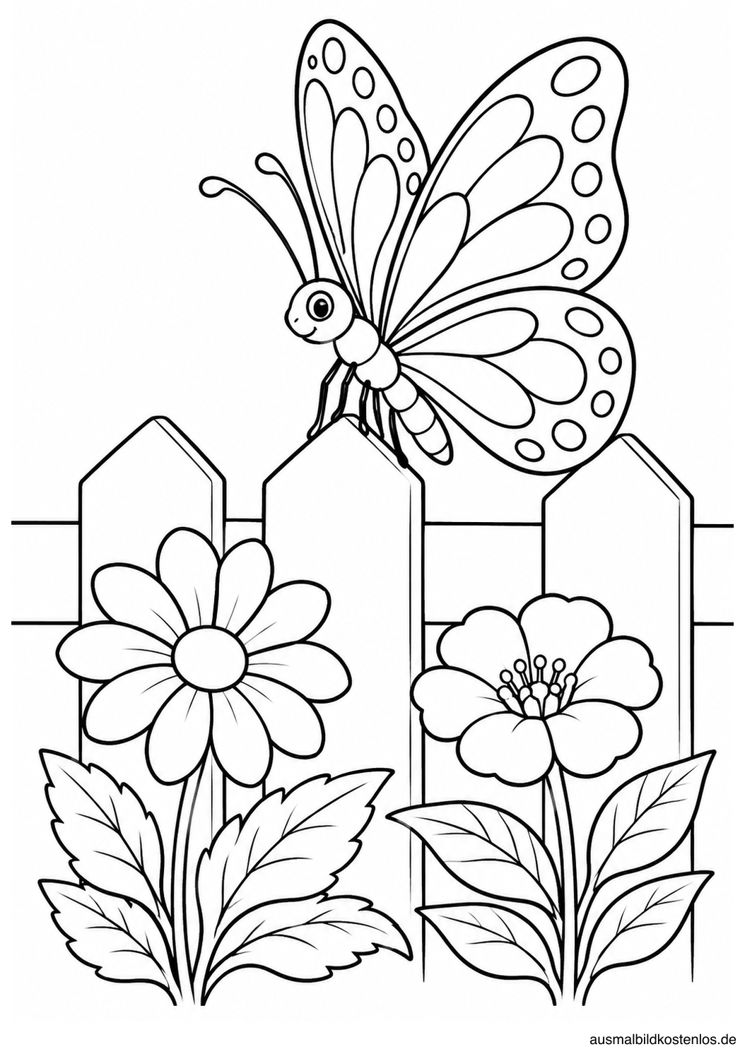 Schmetterling auf der Spitze eines Gartenzauns mit zwei blühenden Pflanzen im Vordergrund.