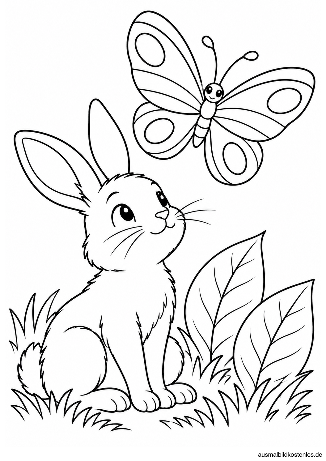 Sitzender Hase neben zwei großen Blättern im Gras, darüber ein Schmetterling mit Streifen und Ovalen.