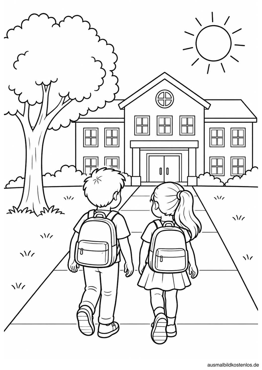 Zwei Kinder mit Schulranzen gehen auf einem gepflasterten Weg zu einem Schulgebäude unter der Sonne.