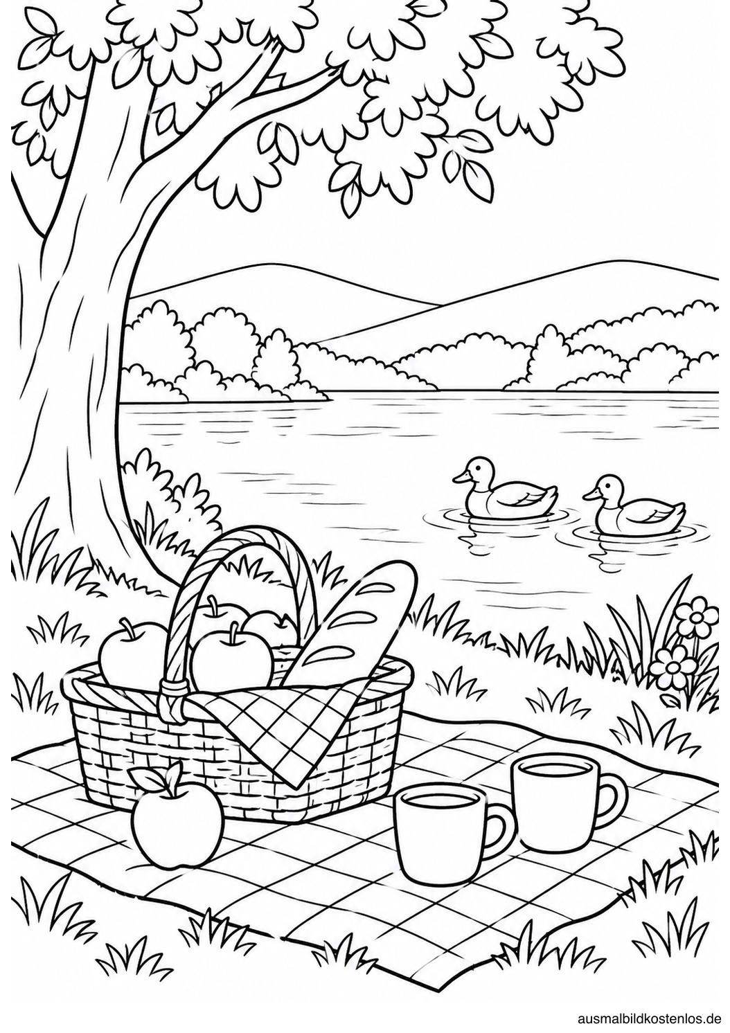 Picknickdecke unter einem Baum mit Korb, Äpfeln, Brot und zwei Bechern am See mit zwei Enten