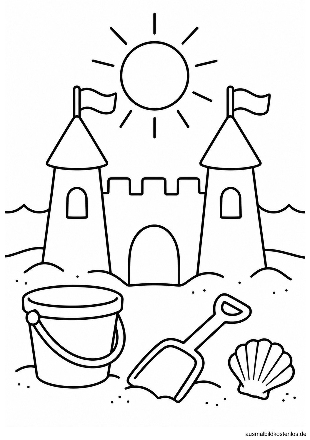 Sandburg mit zwei Türmen, Eimer, Schaufel und Muschel am sonnigen Strand
