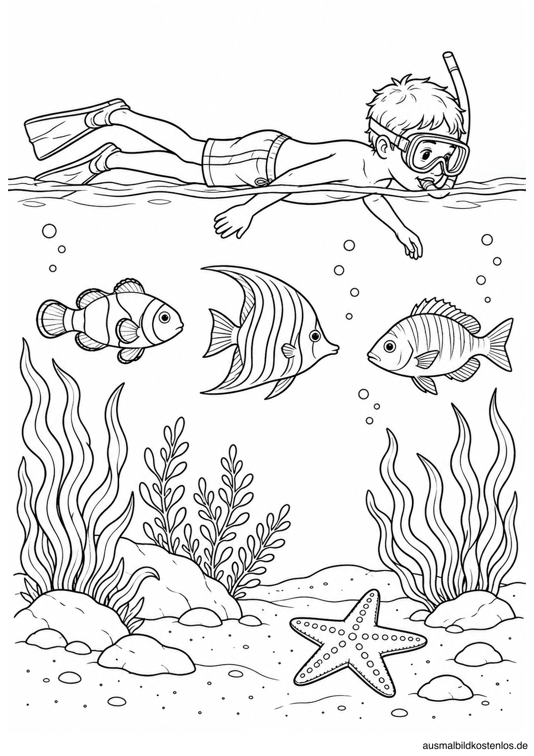 Kind mit Maske, Schnorchel und Flossen an der Meeresoberfläche über Fischen, Seetang und Seestern