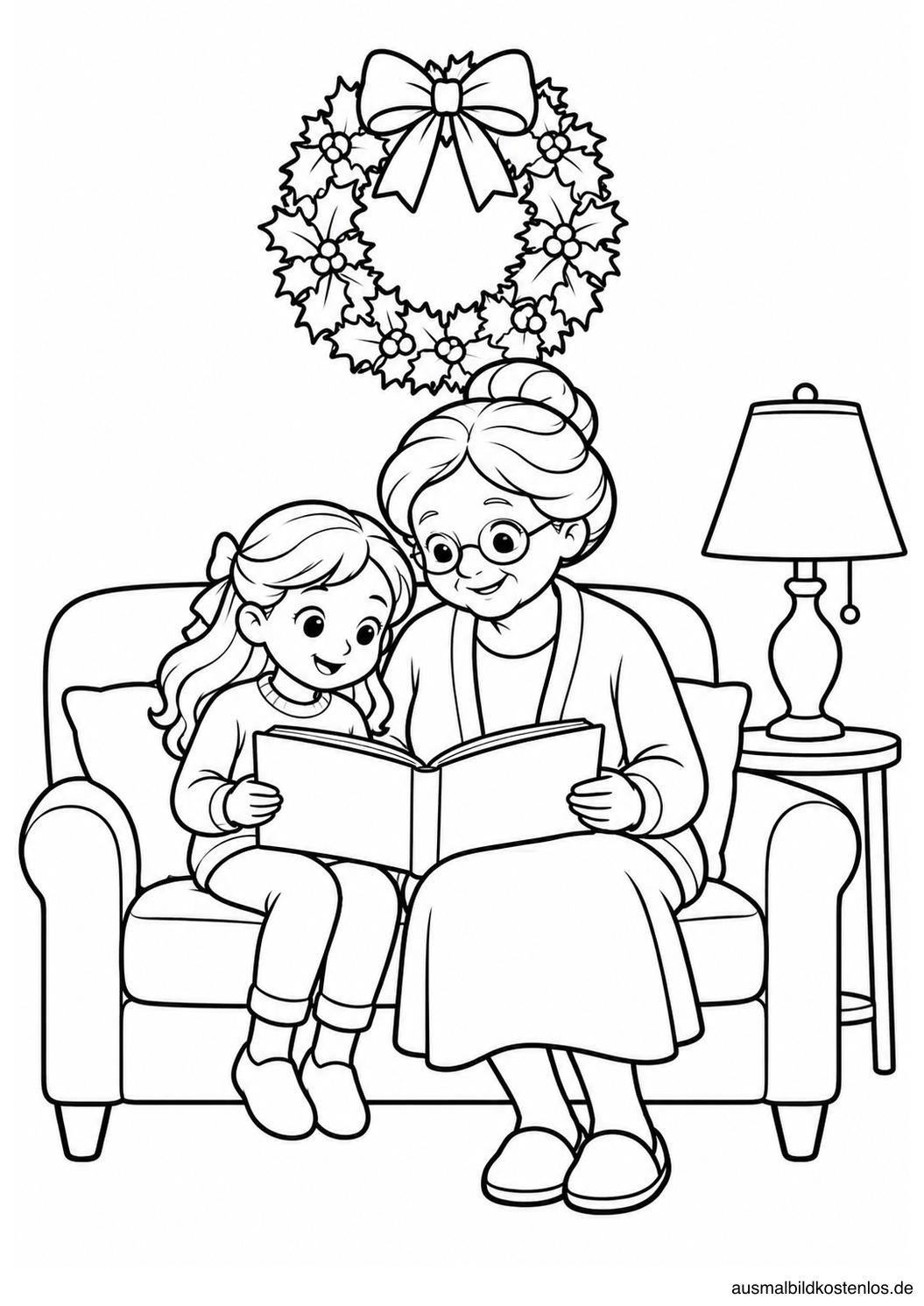 Großmutter und Kind betrachten ein Buch auf dem Sofa unter einem Weihnachtskranz
